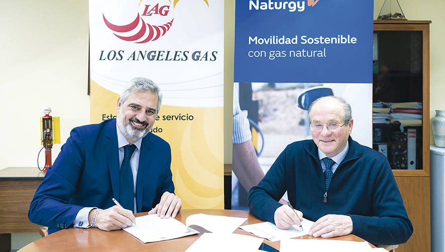 El director de Proyectos de Movilidad de Naturgy, Alberto Fariza y el gerente de Los &Aacute;ngeles Gas, Esteban Parra, han firmado el contrato para la construcci&oacute;n de la primera estaci&oacute;n p&uacute;blica dual de gas natural comprimido (GNC) y gas natural licuado (GNL) en la provincia de A Coru&ntilde;a.