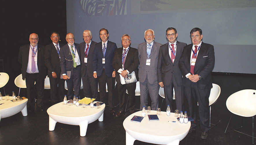 De izquierda a derecha, Ram&oacute;n V&aacute;zquez, presidente ACTE; Federico Mart&iacute;n, presidente de CETM Cisternas; Manuel P&eacute;rezcarro, director general de FROET; Juan Castellet, presidente de CETM Multimodal; Crist&oacute;bal Sanjuan, presidente de CETM Madrid; Pedro Alfonsel, presidente de CETM Operadores Log&iacute;sticos; Daniel Tarragona, presidente de CETM Portaveh&iacute;culos; Carmelo Gonz&aacute;lez, presidente de Conetrans; y Juan Luis Feltrero, presidente de CETM Mudanzas. Foto M. J.