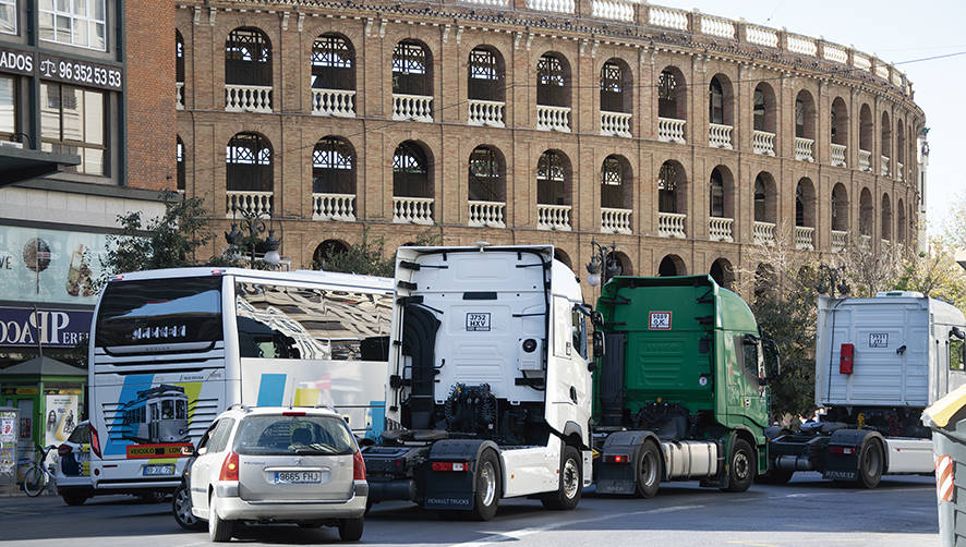 200 transportistas de Transcont sacan a las calles de Valencia la precariedad del colectivo