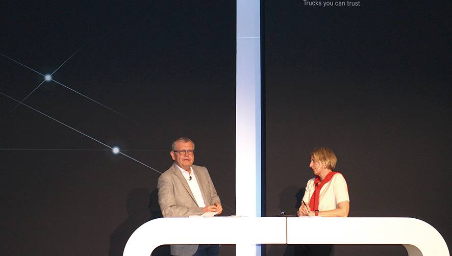 Horst Junghans, ingeniero responsable del nuevo Actros, y Uta Leitner, responsable de comunicaci&oacute;n de Trucks &amp; Buses de Mercedes-Benz. Foto E. Garc&iacute;a.