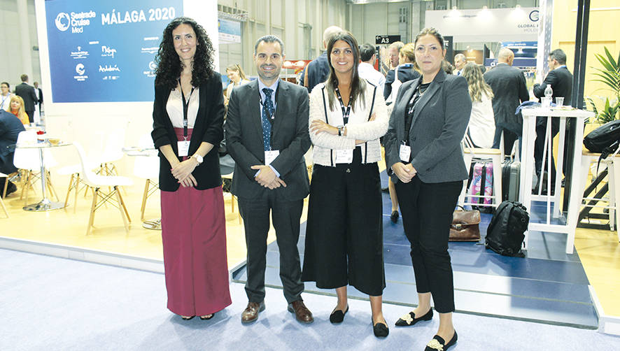 Equipo de Grupo P&eacute;rez y C&iacute;a en Seatrade Europe, desde la izquierda, Marta Alonso, responsable de Operaciones; Ramiro Cobo, director general; Ant&iacute;a Amoedo, responsable de Excursiones; y Cristina Rodr&iacute;guez, respondable de Cruceros. Foto Loli Dolz.