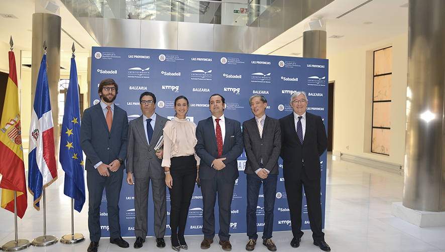 Representantes del Grupo P&eacute;rez en el foro sobre Rep&uacute;blica Dominicana como hub log&iacute;stico: Gonzalo P&eacute;rez-Maura, CEO de Grupo P&eacute;rez; Rafael Ortiz, director general de Compliance de Grupo P&eacute;rez; Carmen Amador; directora general de MPG Logistics; Javier Ferrer, presidente del Grupo P&eacute;rez; Chong Suk Lee (responsable corportativo de Estrategia y Desarrollo de MPG Logistics; y Jos&eacute; Navarro, director de MPG Logistics Valencia. Foto Ra&uacute;l T&aacute;rrega.