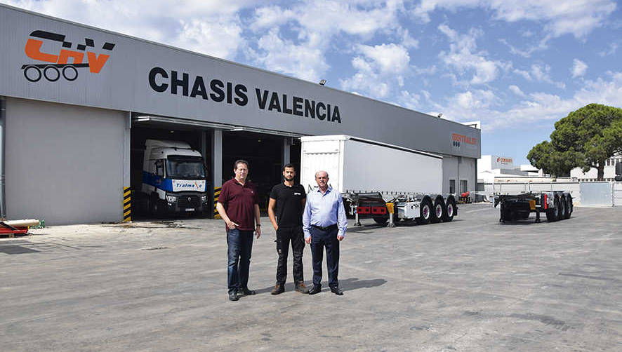 Las instalaciones de Chasis Valencia en Silla cuentan con 14.000 metros cuadrados. De izquierda a derecha: Carlos Mart&iacute;nez, gerente; Adri&aacute;n Navarro, jefe de taller; y Miguel Javier Serrano, director comercial, de Chasis Valencia. Al fondo algunos de los productos que comercializan y fabrican. Foto Loli Dolz.