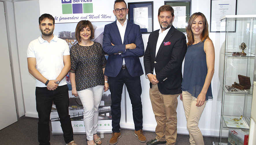 De izquierda a derecha, David Abell&aacute;n, Administraci&oacute;n y Comunicaci&oacute;n; Cristina Mart&iacute;nez, comercial; Jos&eacute; Carlos L&oacute;pez, comercial; Juan Carlos Abell&aacute;n, director General; e Iris Barrios, responsable de Tr&aacute;fico. Foto M.J.