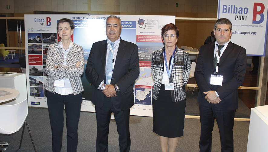 Desde la izquierda: Inmaculada Ugarteche, directora de UniportBilbao; Jaber Bringas, presidente de UniportBilbao; Amaya Sarasola, jefa de Divisi&oacute;n de Marketing y Comercial de la Autoridad Portuaria de Bilbao; Roberto Bartolom&eacute;, t&eacute;cnico comercial de UniportBilbao. Foto J.P.