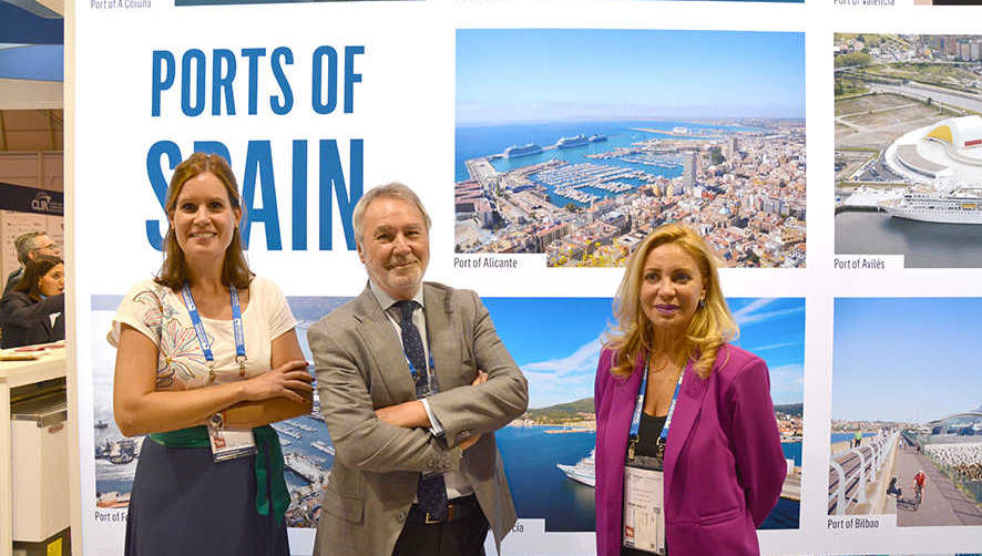 Marina Campello Herrero, del departamento de Promoci&oacute;n del Patronato Municipal de Turismo de Alicante; Juan Antonio Gisbert Garc&iacute;a, presidente de la Autoridad Portuaria de Alicante; y M&oacute;nica Bautista Ruiz, directora comercial de la Autoridad Portuaria de Alicante.