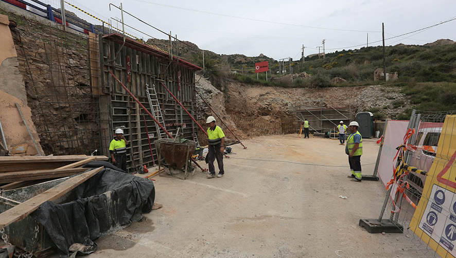 Comienzan las obras de renovaci&oacute;n del muro de contenci&oacute;n de Cala Cortina.