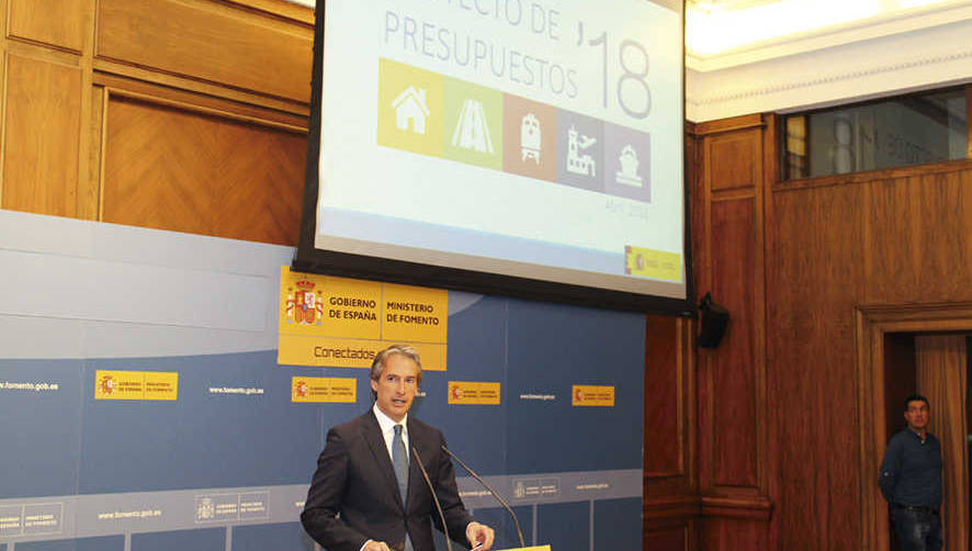 El ministro de Fomento, &Iacute;&ntilde;igo de la Serna, ayer en la presentaci&oacute;n de los presupuestos. Foto M.J.