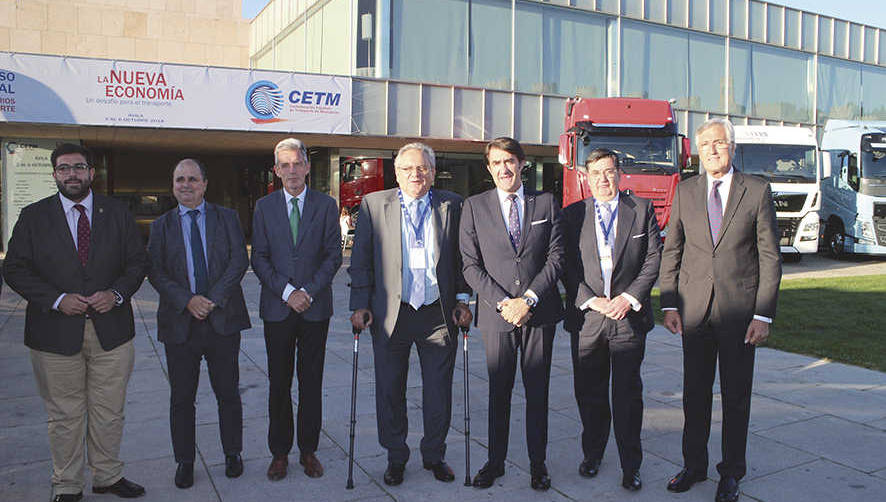 De izquierda a derecha Jes&uacute;s Manuel S&aacute;nchez, presidente de la Diputaci&oacute;n de &Aacute;vila; Ignacio Santos, director general de Transportes de la Junta de Castilla y Le&oacute;n; Jos&eacute; Francisco Hern&aacute;ndez, delegado de la Junta de Castilla y Le&oacute;n en &Aacute;vila; Ovidio de la Roza, presidente de CETM; Juan Carlos Su&aacute;rez, consejero de Fomento de la Junta de Castilla y Le&oacute;n; Juan Luis Feltrero, presidente de Fetracal; y Jos&eacute; Luis Rivas, alcalde de &Aacute;vila. Foto Miguel Jim&eacute;nez.