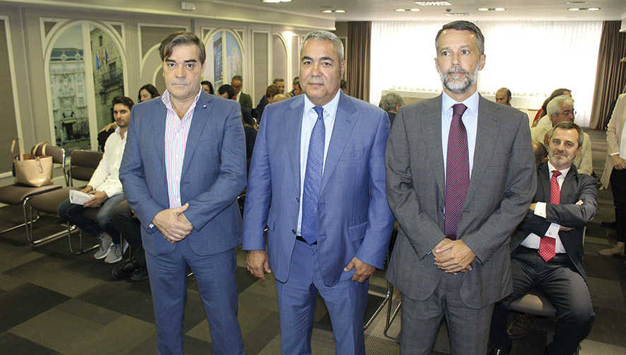 Desde la izquierda: Gonzalo Navarro, de MGM Asociados, Corredur&iacute;a de Seguros; Felipe Jaber, presidente de UniportBilbao; Jorge Lavandero, de Amilibia &amp; Lavandero Abogados. Foto J.P.