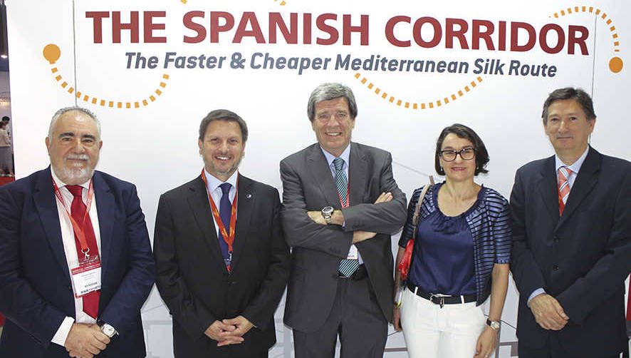 Desde la izquierda; Francesc S&aacute;nchez, director general de la Autoridad Portuaria de Valencia; Josep Andreu, presiente de la Autoridad Portuaria de Tarragona; Aurelio Mart&iacute;nez, presidente de la Autoridad Portuaria de Valencia; Mar Chao, directora Comercial y de Desarrollo de Negocio de la Autoridad Portuaria de Valencia; Fernando Mu&ntilde;oz, jefe del Departamento de Desarrollo de Negocio de la Autoridad Portuaria de Cartagena. Foto J.P.