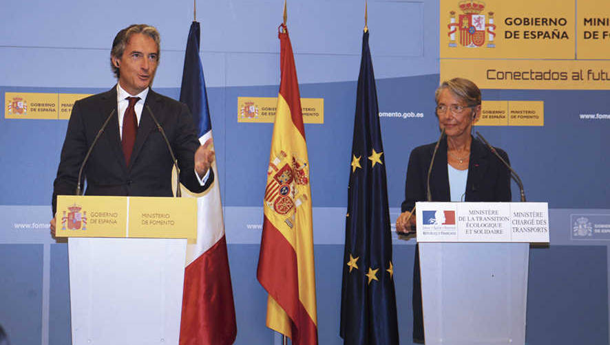 El ministro de Fomento, &Iacute;&ntilde;igo de la Serna y la ministra francesa de Transportes, Elisabeth Borne (en la imagen durante la reuni&oacute;n mantenida en 2017), han celebrado la publicaci&oacute;n de las dos convocatorias de inter&eacute;s comunes. Foto M.J.