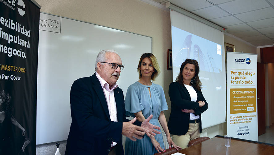 Luis Rosa, presidente de ATEIA-OLTRA Valencia, present&oacute; a las ponentes Teresa Herreros, gerente de Control Integral del Riesgo, y Ana Vidal, directora en CESCE Valencia. Foto Alba Prado.