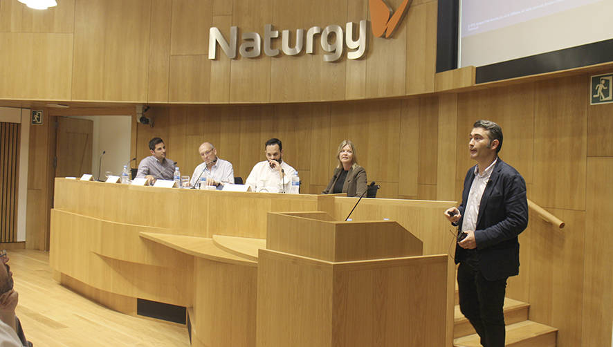 Oriol Llargu&eacute;s, Operations Manager en Altran; Mariano Marzo, catedr&aacute;tico de la UB; Diego Viu, Technical Projects and Compliance Specialist, e Ingrid de la Fuente, Global Technical Services Department en Meli&agrave; Hotels International; y Fernando Garc&iacute;a, Entreprise Account Manager Amazon Web Services. Foto A.T.