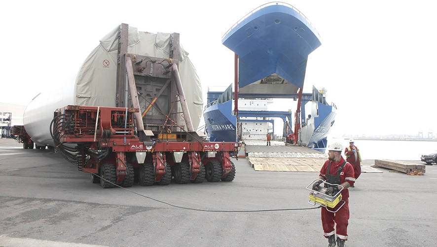 Toro y Betolaza gestiona en Bilbao el embarque por rampa en proa de tramos de e&oacute;licos offshore