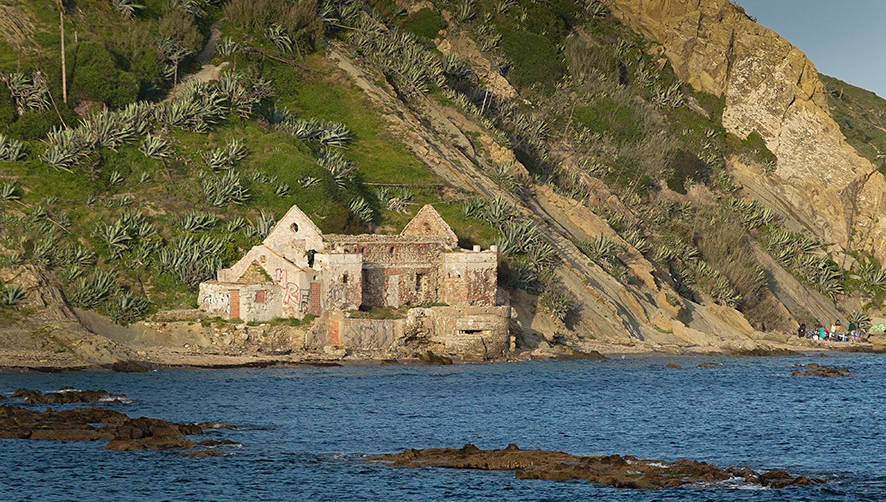 La construcci&oacute;n de la antigua Caseta de N&aacute;ufragos, ubicada en la playa de La Caleta (Tarifa), data de 1886.