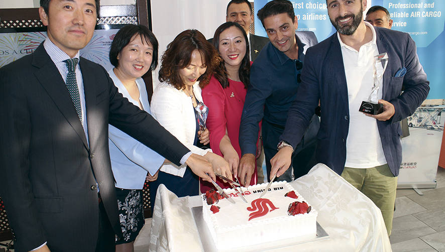 De izquierda derecha, Peter Han, director general de Air China Madrid; Alicia Zhang, directora general de Barcelona de Air China; Fumiko Kaku, branch manager de Nippon Express Madrid; Maggie Yang, cargo manager Spain de Air China; Edgard Zenteno, director de Ventas de Air China; David L&oacute;pez, export AirFreight Manager de Kuehne Nagel; y Fernando Mart&iacute;nez, logistics sales manager de Fermac Cargo. Foto M.J.