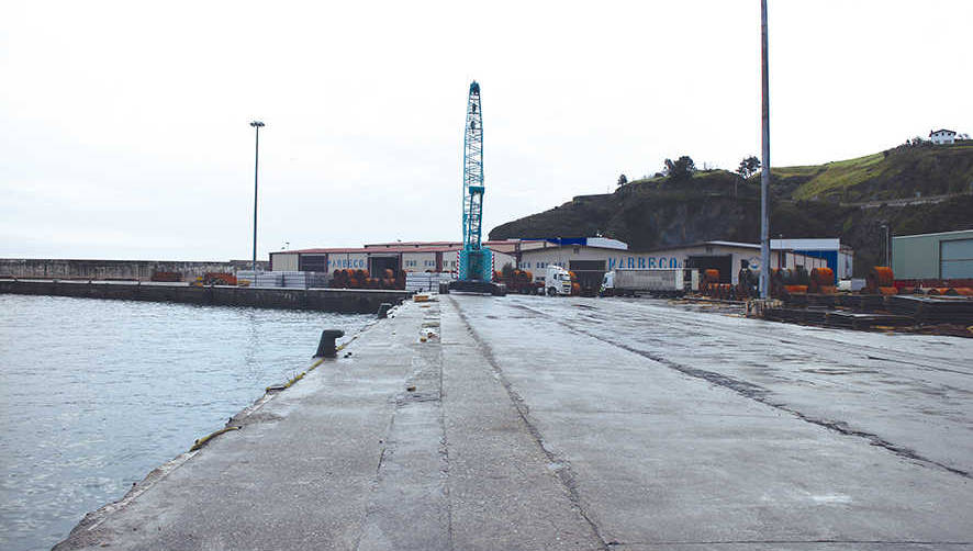 El Puerto de Bermeo acoge un tr&aacute;fico de algo m&aacute;s de 300.000 toneladas de mercanc&iacute;as diversas al a&ntilde;o. Foto J.P.