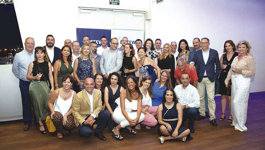 Vicente Ferrer Penella, director de Fleteval (tercero por la derecha), junto con los trabajadores de las empresas del grupo asistentes a la cena del viernes. Foto Alba Garc&iacute;a.