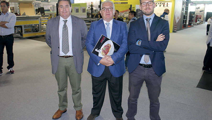 Desde la izquierda: Vicente Barreda, director del departamento Terrestre de CST Grupo; Ernesto Casas, CEO de CST Grupo; Alejandro Casas, director de Mar&iacute;timo, A&eacute;reo y Aduanas de CST Grupo. Foto J.P.