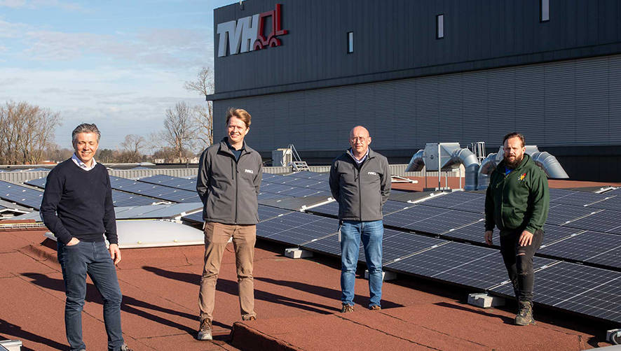 Luc Rasschaert (Facility Manager de TVH), Filip Duquesnoy (Facility Coordinator Electrical Services de TVH) y Jannes Soutaer (CEO del instalador Extrapower).