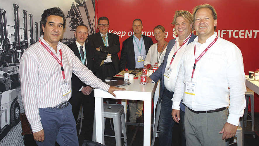 Juan Garc&iacute;a Prieto, responsable del Departamento de Venta &amp; Alquiler de Forkliftcenter en Iberia (primero por la izquierda), junto al equipo de la compa&ntilde;&iacute;a presente en su stand de TOC Europe. Foto J.P.