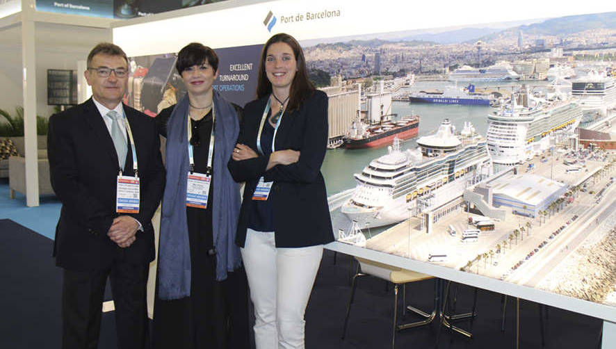 Santiago Garc&iacute;a Mil&aacute;, subdirector general de Estrategia y Desarrollo del Puerto de Barcelona; Mar P&eacute;rez, jefa de cruceros, y Gemma Garc&iacute;a, del departamento de cruceros del enclave. Foto EG.