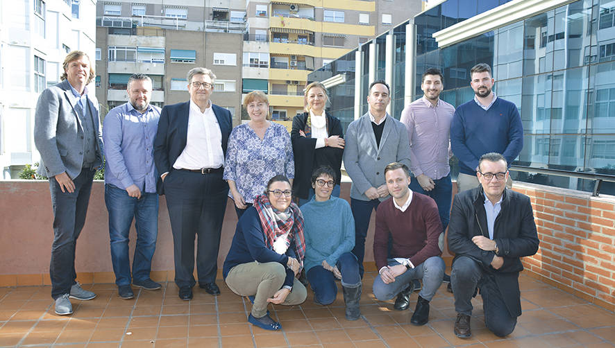 Equipo profesional de Go Forwarding. De pie: Robert Hofman, Jes&uacute;s Gallart, Ismael Mart&iacute;nez, Cristina Brull, In&eacute;s S&aacute;nchez, &Aacute;lex Ferr&aacute;ndiz, Antonio Orch y Javier Aguiar. Delante: Gloria Ferrer, &Aacute;ngela Moreno, Guillem Parco y Manuel Ferrandis. Foto: Ra&uacute;l T&aacute;rrega.