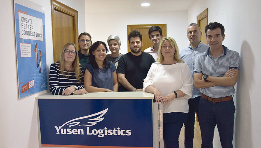 Equipo de Yusen Logistics Ib&eacute;rica en Valencia. De izquierda a derecha: Mar&iacute;a Jos&eacute; Serra (Customs Department Manager y Branch Manager Valencia); Karina Zarza (del departamento Comercial), Ver&oacute;nica Benito (Operaciones), Laura Su&aacute;rez (Aduanas), Alejandro Guti&eacute;rrez (Operaciones), Carlos Ram&iacute;rez (Comercial), Carmen Lloret (Operaciones), Pedro Llanes (Aduanas) y Manuel Valera (Operaciones). Foto Loli Dolz.