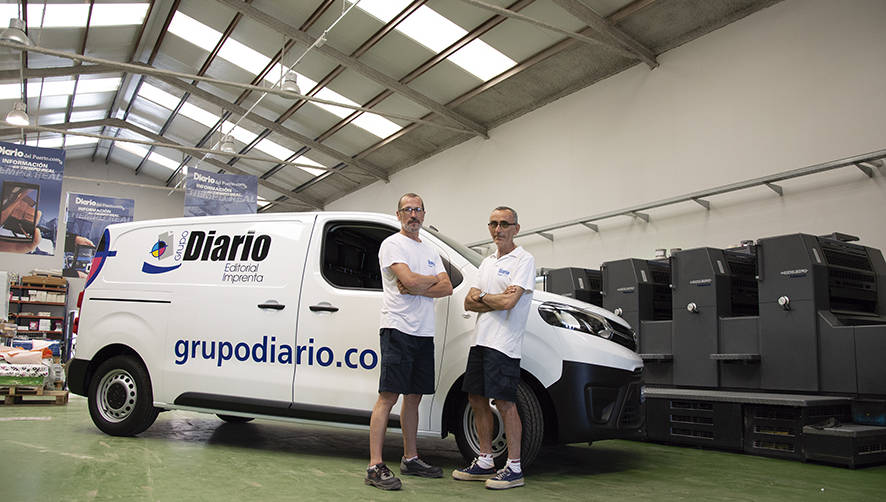 Toni Leal y Quique Cervera, repartidores de Grupo Diario en Valencia. Foto Alba Prado.