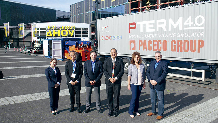 Paceco Group ha dispuesto en el exterior del recinto ferial Ahoy Rotterdam de un simulador en el interior de un contenedor para mostrar la capacidad de los productos de la marca. Desde la izquierda: Yuriko Kubota, Cranes Sales Staff Mitsui E&amp;S Machinery; Shigeyuki Nakada, Strategic Planning Manager Mitsui E &amp; S Machinery; Troy Collard, Sales Director Paceco Corp.; Miguel Soler, CEO de Paceco Momentum; Nuria Fominaya, responsable de Ventas y Marketing de Paceco Momentum. Foto J.P.