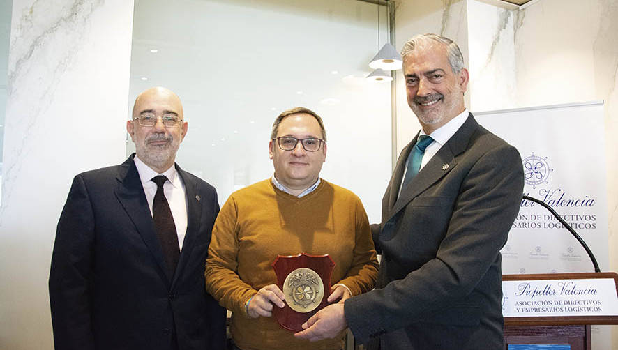 Jorge Garc&iacute;a, presidente del Comit&eacute; de Empresa del Centro Portuario de Empleo de Valencia (CPEV), recibi&oacute; una metopa como detalle por su participaci&oacute;n en el almuerzo-coloquio. Junto a &eacute;l, Pedro Coca, presidente del Propeller Valencia (izquierda) y Paco Prado, director general de Grupo Diario, socio y encargado de presentar al invitado. Foto A.P.