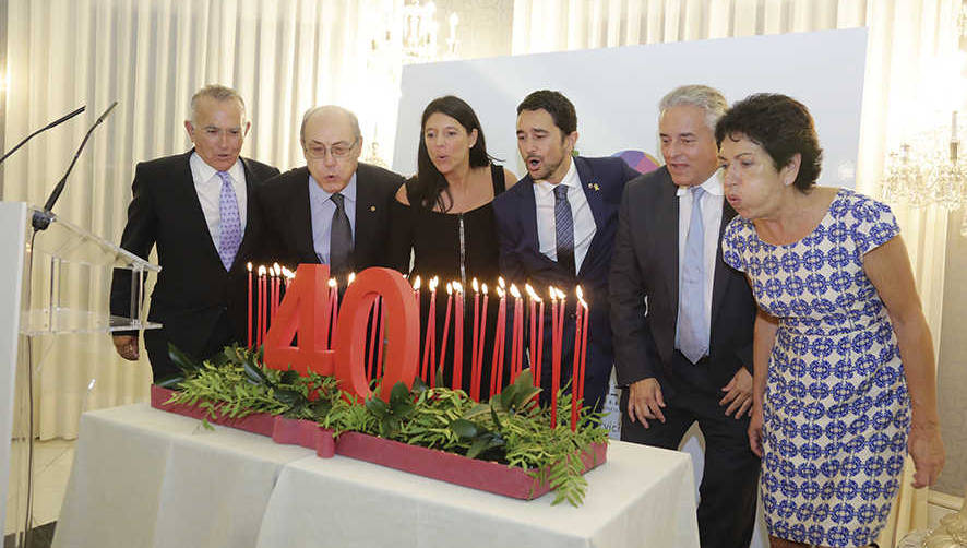 Ces&aacute;reo Fern&aacute;ndez (Secretario general FETEIA), Manuel M. Vicens (secretario general y asesor FETEIA), Blanca Guitart (directora FETEIA), Dami&agrave; Calvet (Conseller de Territori i Sostenibilitat de la Generalitat de Catalunya) , Enric Tic&oacute; (presidente de FETEIA) y &Aacute;ngels Figueroa (exdirectora de FETEIA) fueron protagonistas en la celebraci&oacute;n del 40 aniversario de la Federaci&oacute;n. Foto JJM.