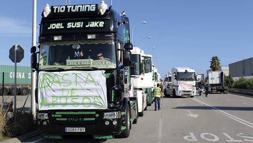 Sintraport amenaza con parar el Puerto de Barcelona si no cesan las colas en las terminales