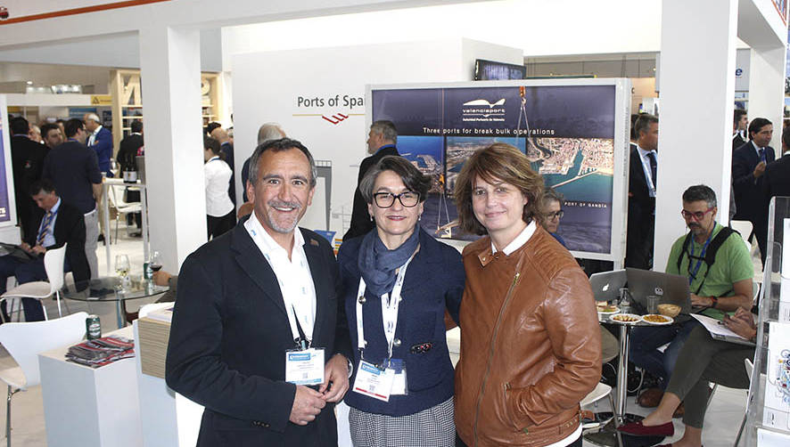 Desde la izquierda: Julio S&aacute;nchez, director comercial de Grupo Raminatrans en Madrid; Mar Chao, directora comercial y de Desarrollo de Negocio de la Autoridad Portuaria de Valencia; Susana Monta&ntilde;a, directora de Grupo Raminatrans en Madrid. Foto J.P.