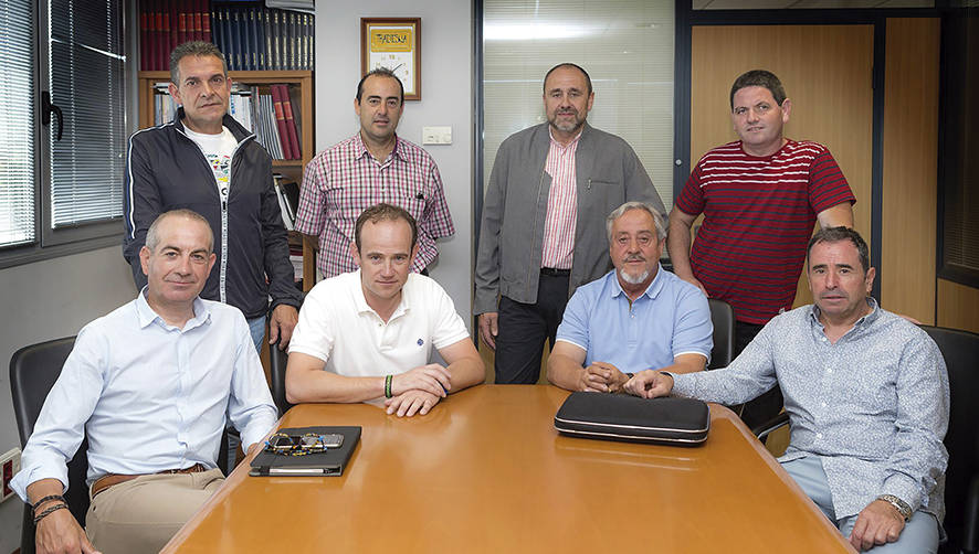 Actual Junta Directiva de Tradisna, con su presidente, Alberto Latorre Fern&aacute;ndez (de pie, segundo por la derecha), y Antonio Monz&oacute;, gerente (sentado, segundo por la derecha).