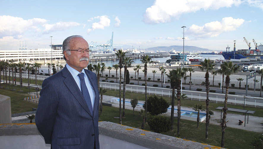 Manuel Mor&oacute;n, presidente de la APBA, con el puerto a sus espaldas. Foto M.J.