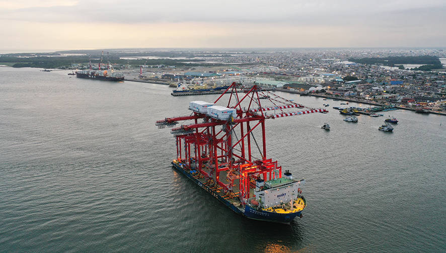 El buque &quot;MV CY Interocean&quot;, que transportaba las gr&uacute;as, lleg&oacute; a la terminal a finales de marzo.