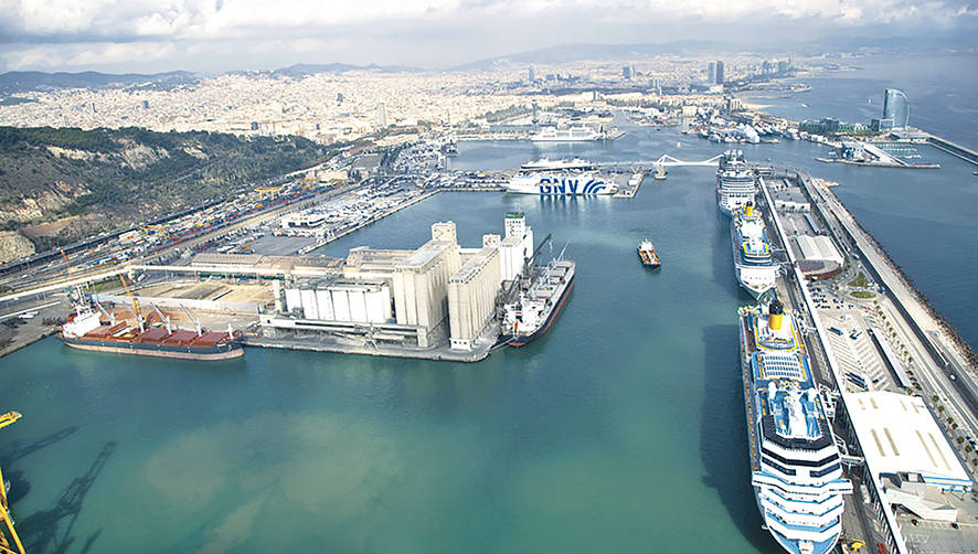 La actividad portuaria que se realiza en el Puerto de Barcelona es responsable, aproximadamente, de 315.000 toneladas de CO2 anuales, seg&uacute;n datos aportados por la Autoridad Portuaria. Foto J.J.M.