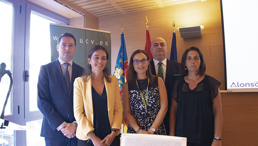 Enrique Badim&oacute;n, director de M&aacute;ster de Derecho Mar&iacute;timo; Nuria Mart&iacute;nez Sanchis, decana de la Facultad de Derecho; Beatriz Morera, coordinadora de postgrado de la Facultad de Derecho y directora del M&aacute;ster de Derecho Deportivo; Miguel Rocher, gerente de Operplus, Grupo Alonso; Sandra Alfonso, directora del M&aacute;ster de Asesor&iacute;a Fiscal. Foto Alba Prado.