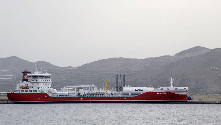 Atraca en el Puerto de Motril un buque que funciona con gas natural licuado.