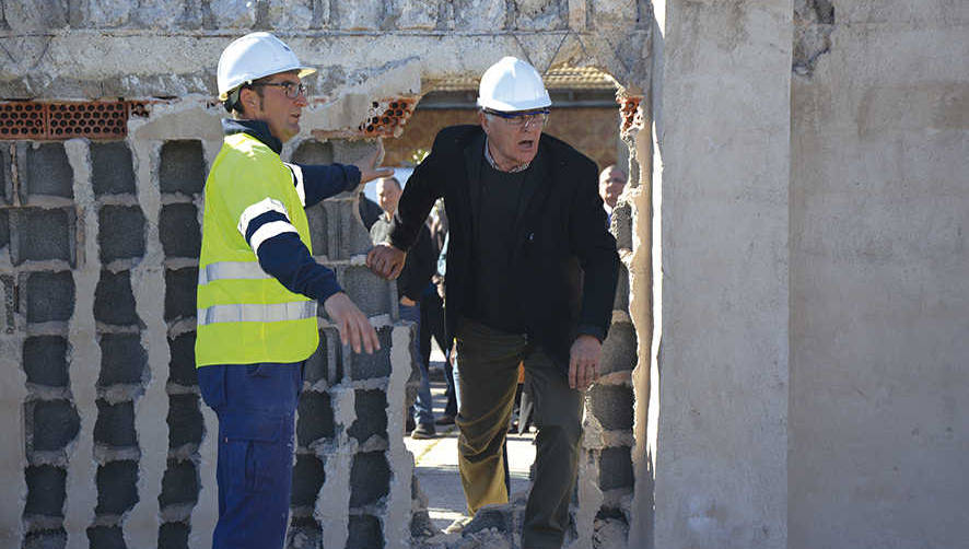 El alcalde Joan Rib&oacute; en el momento de acceder al nuevo espacio urbano. Foto AG.