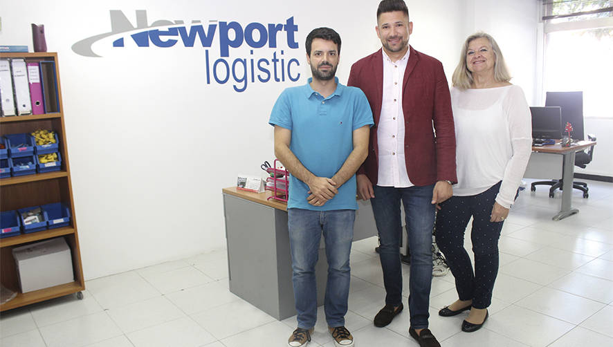 Albert S&aacute;nchez, jefe del Departamento de Tr&aacute;ficos de Newport Logistic; Sebasti&aacute;n Urenda, gerente de Newport Logistic; y Maria Silvia, Departamento de Documentaci&oacute;n de Newport Logistic, instalados en la nueva oficina de la compa&ntilde;&iacute;a ubicada en Mercabarna. Foto A.Tejera.