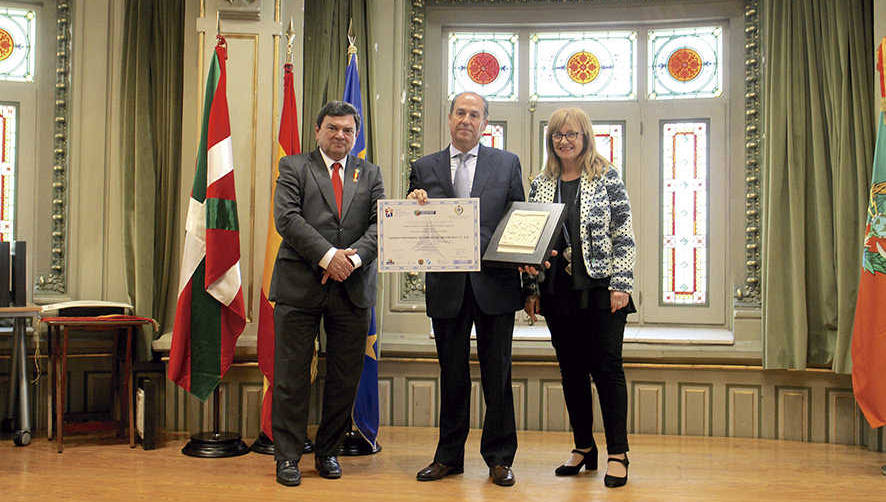 Jos&eacute; Meg&iacute;as, director de Recursos Humanos del Centro Portuario de Empleo de Valencia ETT S.A. (centro) recogi&oacute; el premio de manos de Cristina Moreno, directora general de Trabajo y Bienestar Laboral y directora del Instituto Valenciano de Seguridad y Salud en el Trabajo (INVASSAT) y Rafael Ruiz Calatrava, presidente del Consejo General de Profesionales de Seguridad y Salud en el Trabajo. Foto J.P.