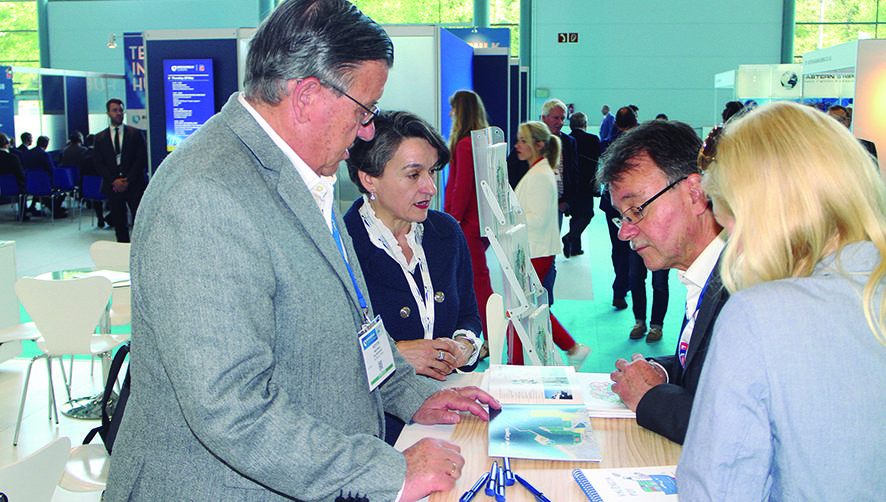 Mar Chao, directora comercial y de Desarrollo de Negocio de la Autoridad Portuaria de Valencia y N&eacute;stor Mart&iacute;nez, director de Operaciones y Dominio P&uacute;blico de la Autoridad Portuaria de Valencia (ambos en la izquierda de la imagen) explicaron las ventajas del enclave a los visitantes de Breakbulk Europe 2019. Foto J.P.