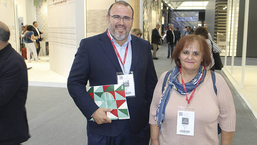 Carmelo Mart&iacute;nez, director comercial de STINSA-Transargi, y Carmen Ortells de STINSA. Foto J.P.