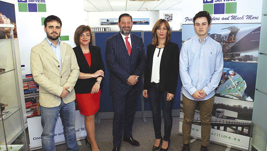 De izquierda a derecha equipo de la oficina de Madrid de IC Maritime Services: David Abell&aacute;n, Administraci&oacute;n y Comunicaci&oacute;n; Cristina Mart&iacute;nez, comercial; Juan Carlos Abell&aacute;n, director General; Iris Barrios, responsable de Tr&aacute;fico; y Diego Casti&ntilde;eira, alumno en pr&aacute;cticas. Foto M.J.