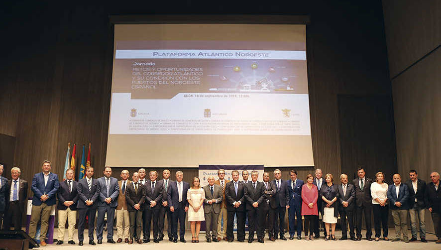 Los integrantes de la Plataforma, con el secretario general de infraestructuras del Ministerio de Fomento, los consejeros de Infraestructuras de Asturias, Galicia y Castilla y Le&oacute;n, alcaldes, representantes sindicales y presidentes de los puertos.