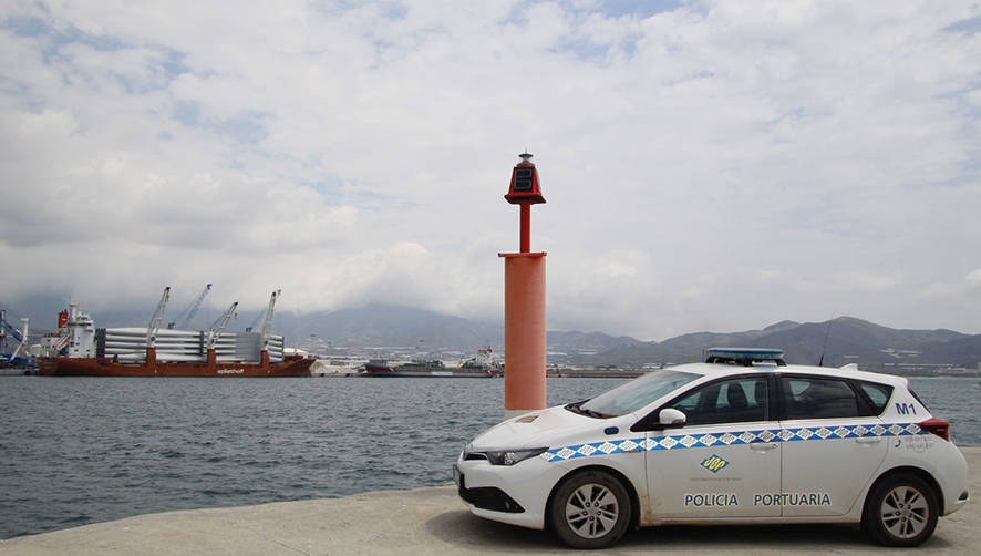 El Puerto de Motril implanta un sistema de control remoto en los faros asistido por los t&eacute;cnicos en se&ntilde;ales mar&iacute;timas.