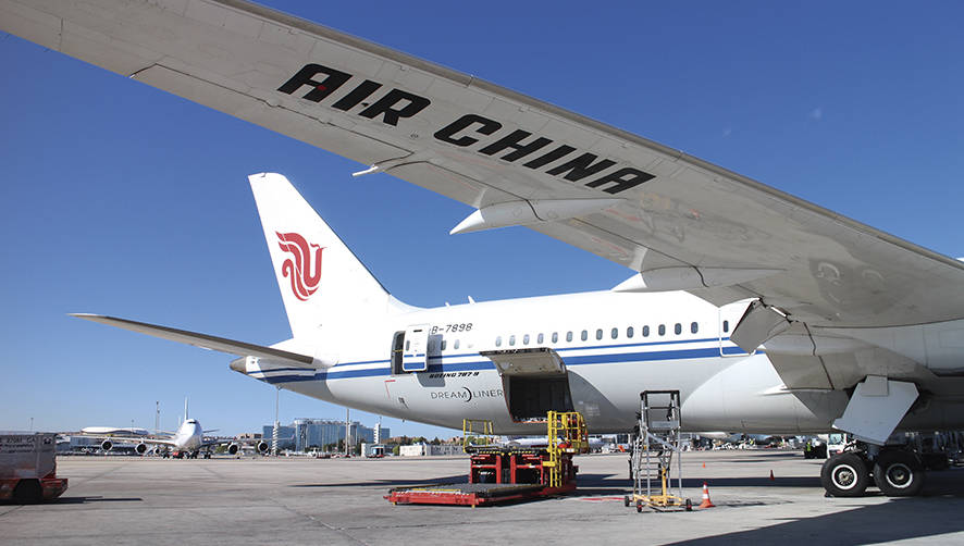 Desde Madrid, Air China opera con aviones B-787/900, con una capacidad en torno a 20 toneladas. Foto Miguel Jim&eacute;nez.